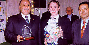 Gewinner Dan Sugrue (Mi) mit Lagos-Brgermeister Rosado (li) und Palmares Manager Dr. Victor Felix