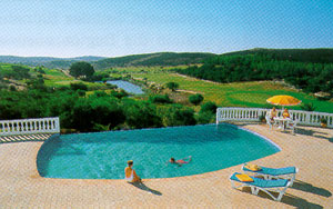 Parque da Floresta: Terrasse mit Pool