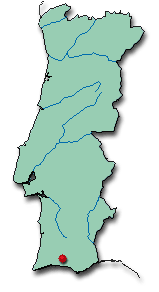 Das Bild markiert auf einer Portugal-Karte den Ferienort mit einem roten Punkt.