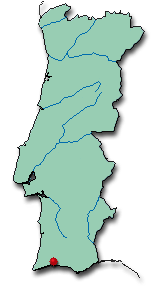 Das Bild markiert auf einer Portugal-Karte den Ferienort mit einem roten Punkt.